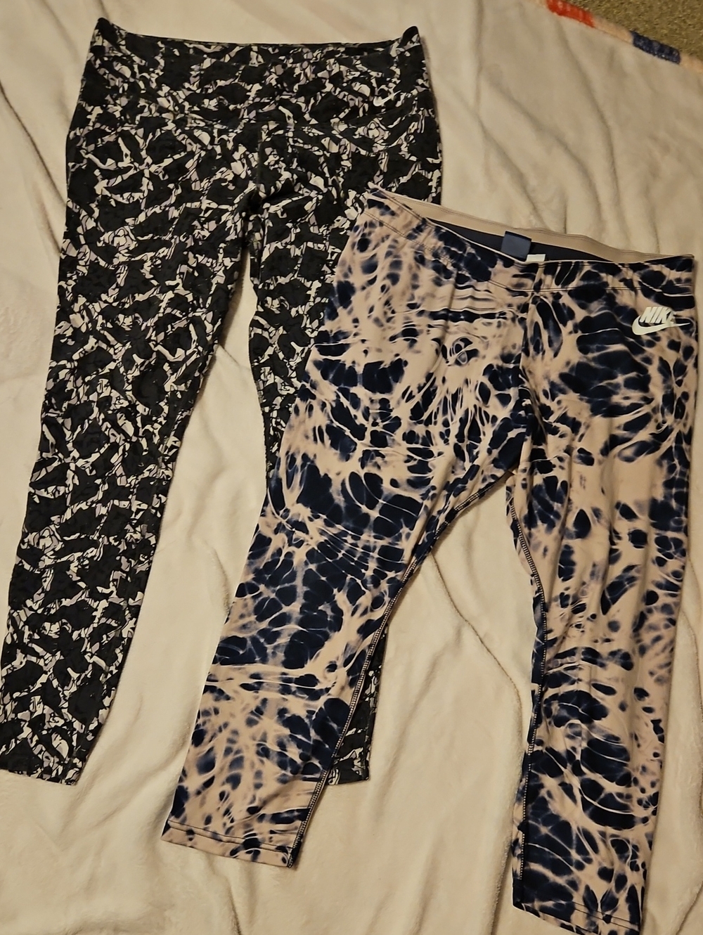 Nike Navy & Beige Tie-Dye Cropped Leggings